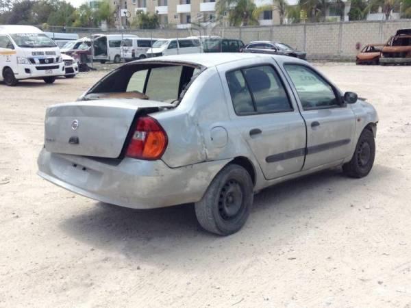 Nissan Platina en partes