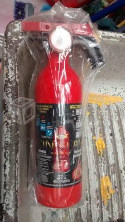 Extinguidor para tu auto nuevo cagado