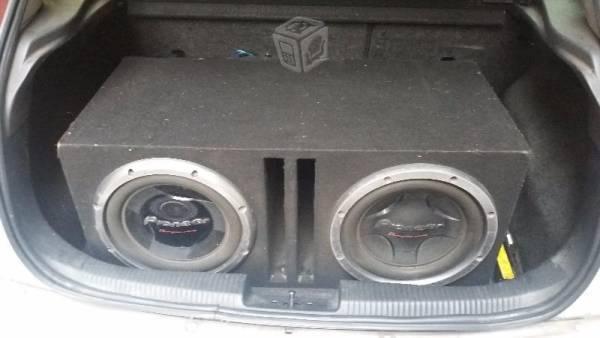 Fuente y cajón con subwoofers pioneer 12s