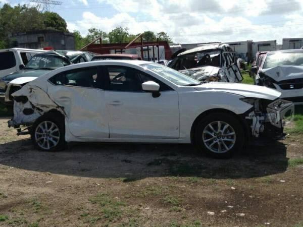 Mazda 3 accidentado chocado siniestrado -15