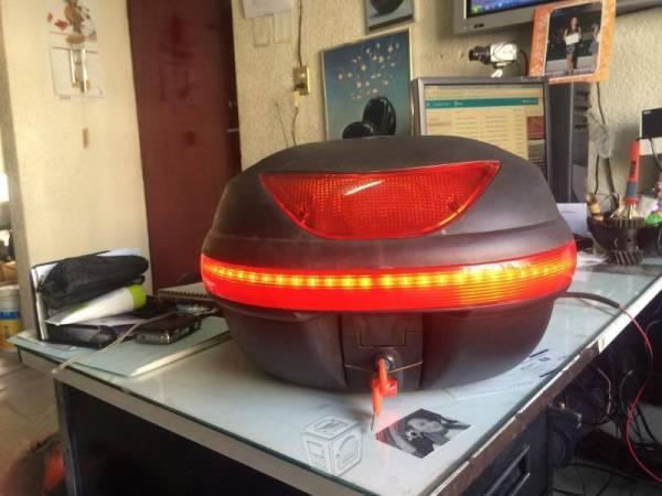 Caja para moto motoneta 33l con luz led