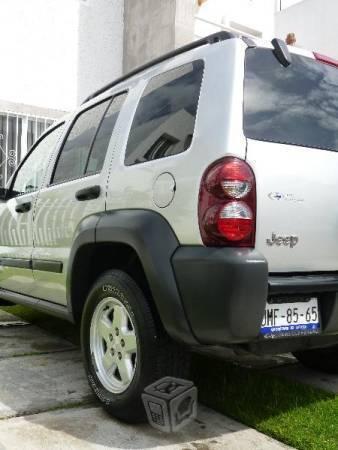 Impecable Jeep Liberty SPORT -13