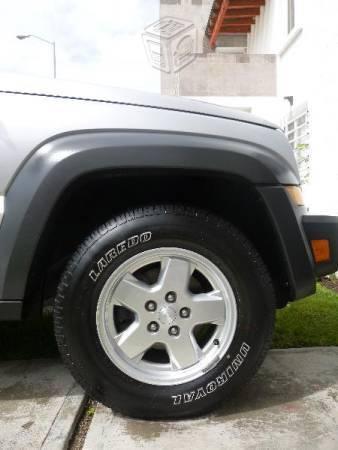Impecable Jeep Liberty SPORT -13