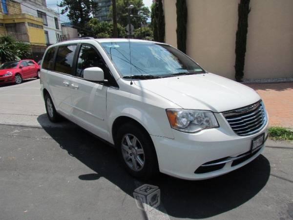 Chrysler Town & Country LX, equipada -12