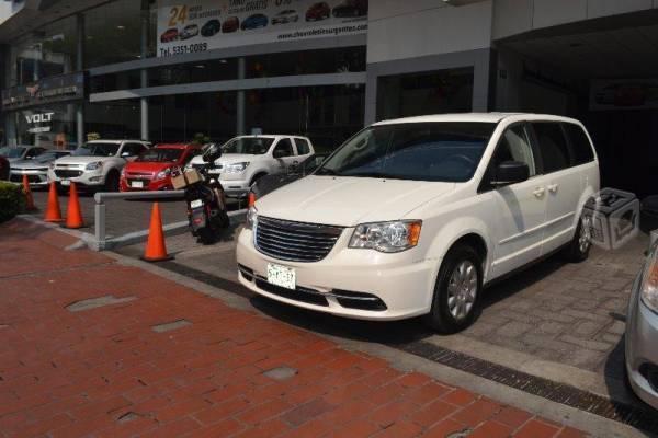 Chrysler town & country -13