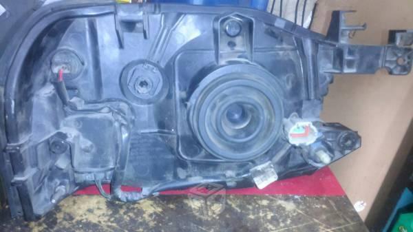 Faro izquierdo Nissan NP300