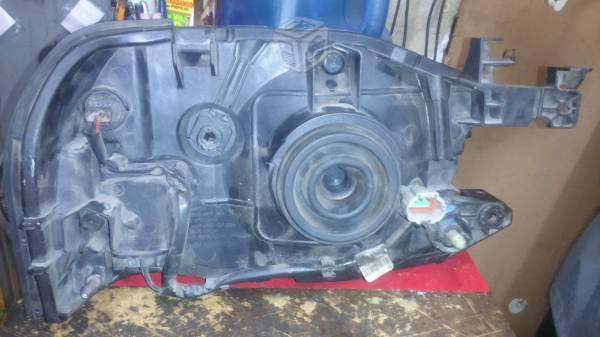 Faro izquierdo Nissan NP300
