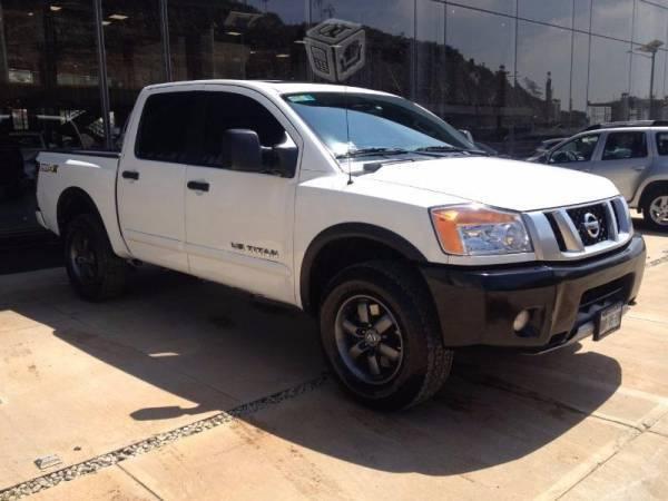 Nissan titan crew cab pro-4x de agencia -14