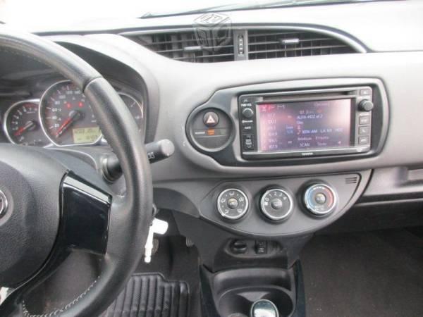 Toyota yaris hatchback premium automatico -15