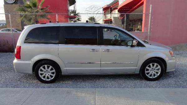 Chrysler Town & Country Limited Impecable -12