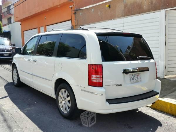 Chrysler Town & Country Limited -08