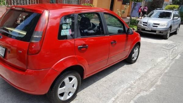 Fiesta hatchback impecable -05